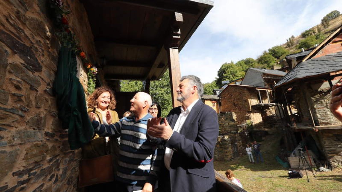 Un momento de la inauguración ayer del centro cívico de San Adrián de Valdueza. ANA F. BARREDO