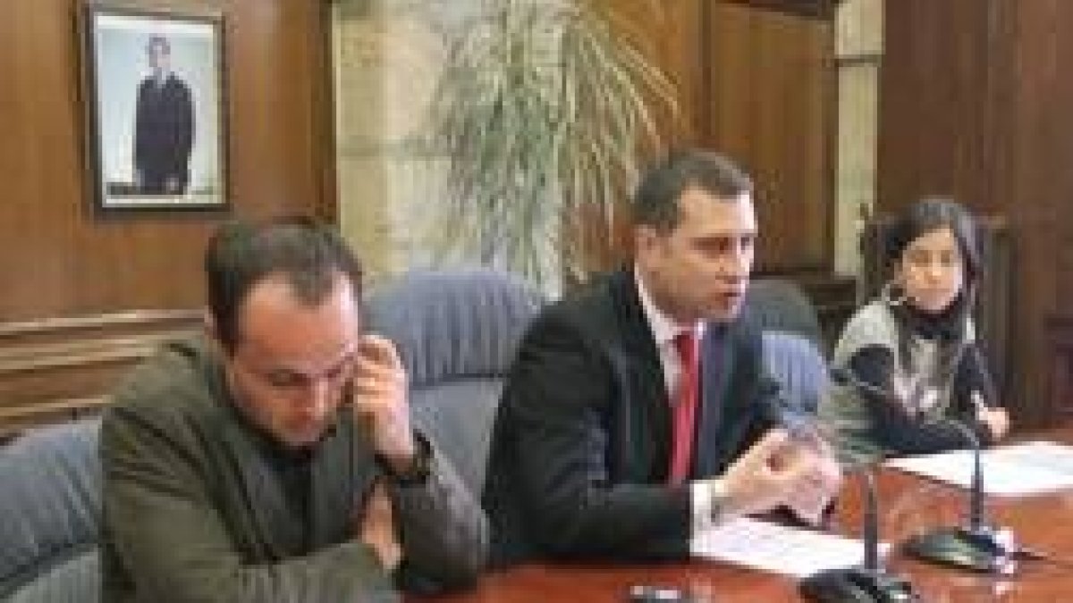 El concejal de Acción Social, Reiner Cortés, ayer con dos trabajadores de su área