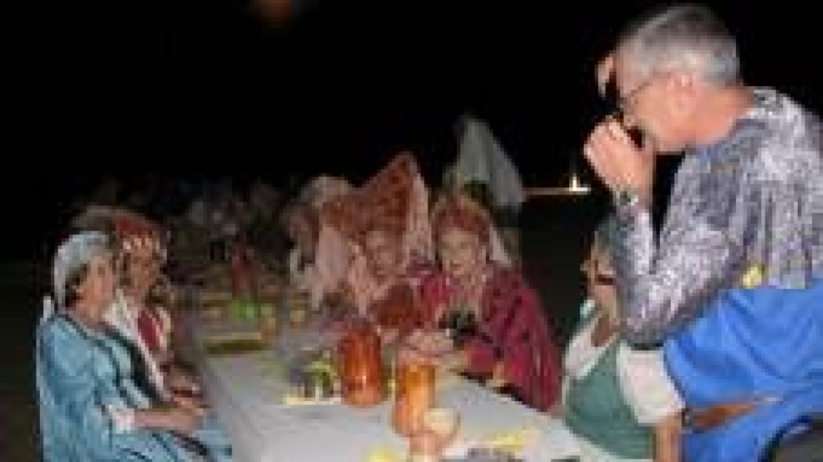 La imagen muestra un momento de la tradicional cena medieval