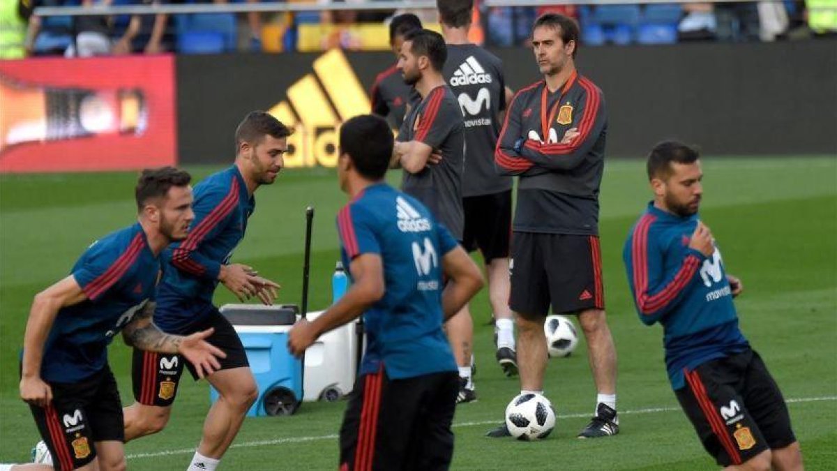 Lopetegui dirige el entrenamiento de la Roja.