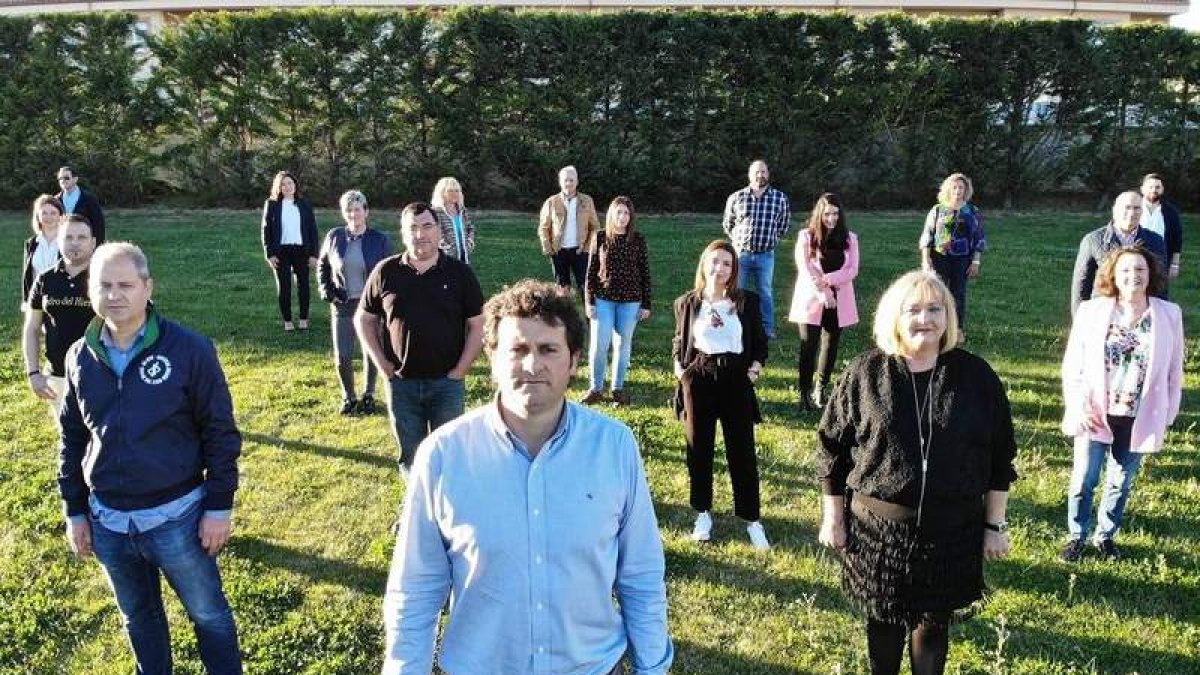 Fotografía de familia de la lista del PP con la que se presenta el ex alcalde Manuel García. DL