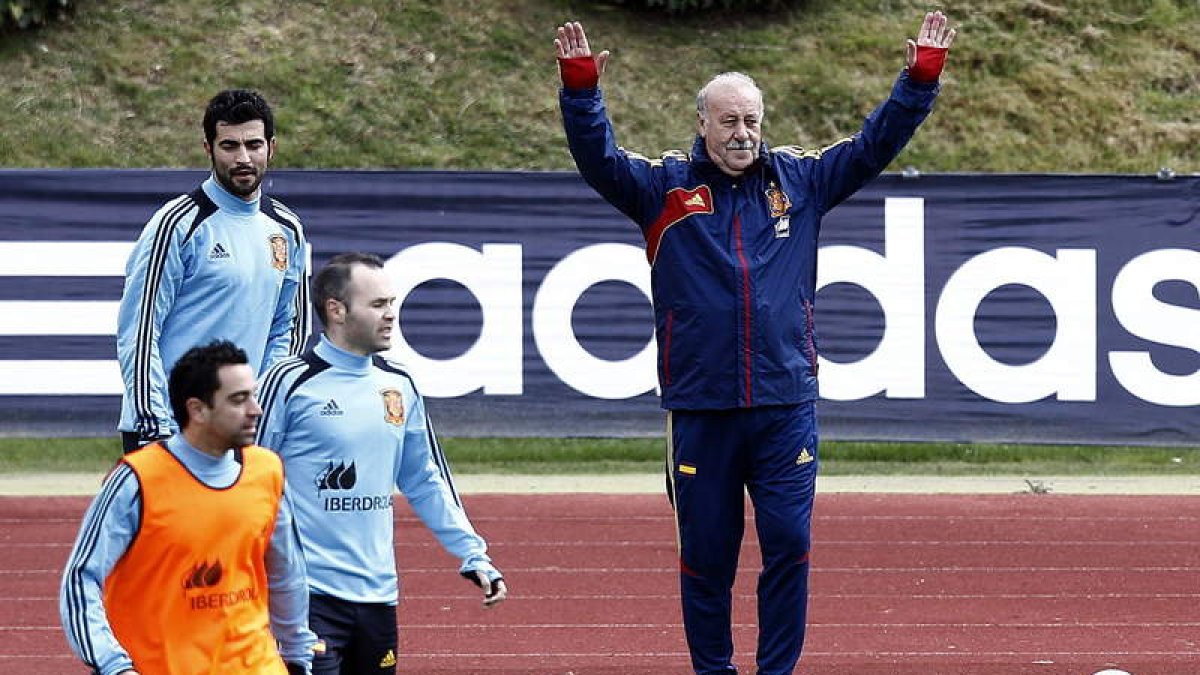 Vicente de Bosque hace indicaciones a sus jugadores durante el entrenamiento de la selección antes de partir a París.