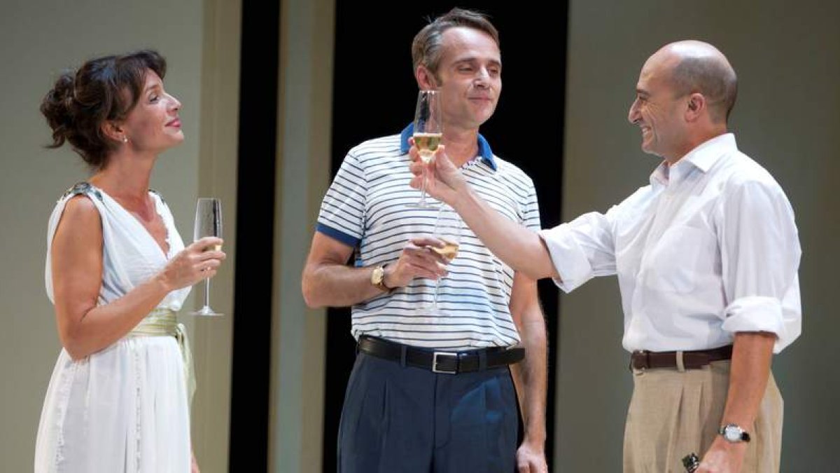 Chema Moreu, Susana Hernández y Pepe Viyuela en una escena de ‘El baile’, que llega esta noche al Auditorio.