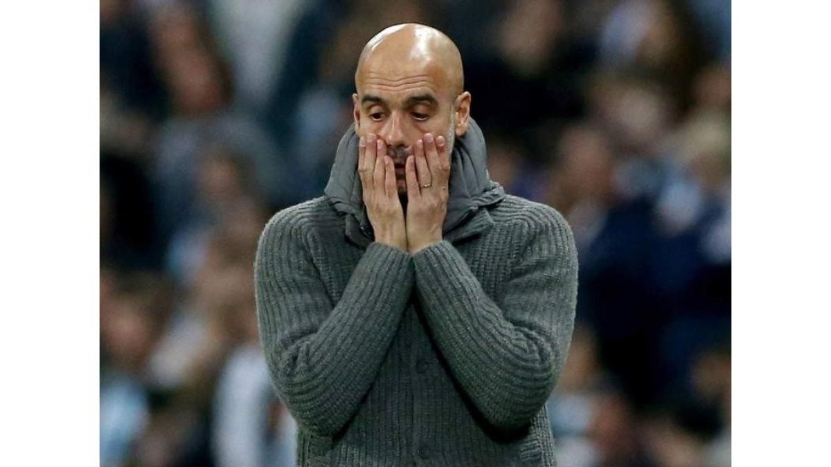 Guardiola pasó del éxtasis a la tristeza tras el gol anulado. N. RODDIS