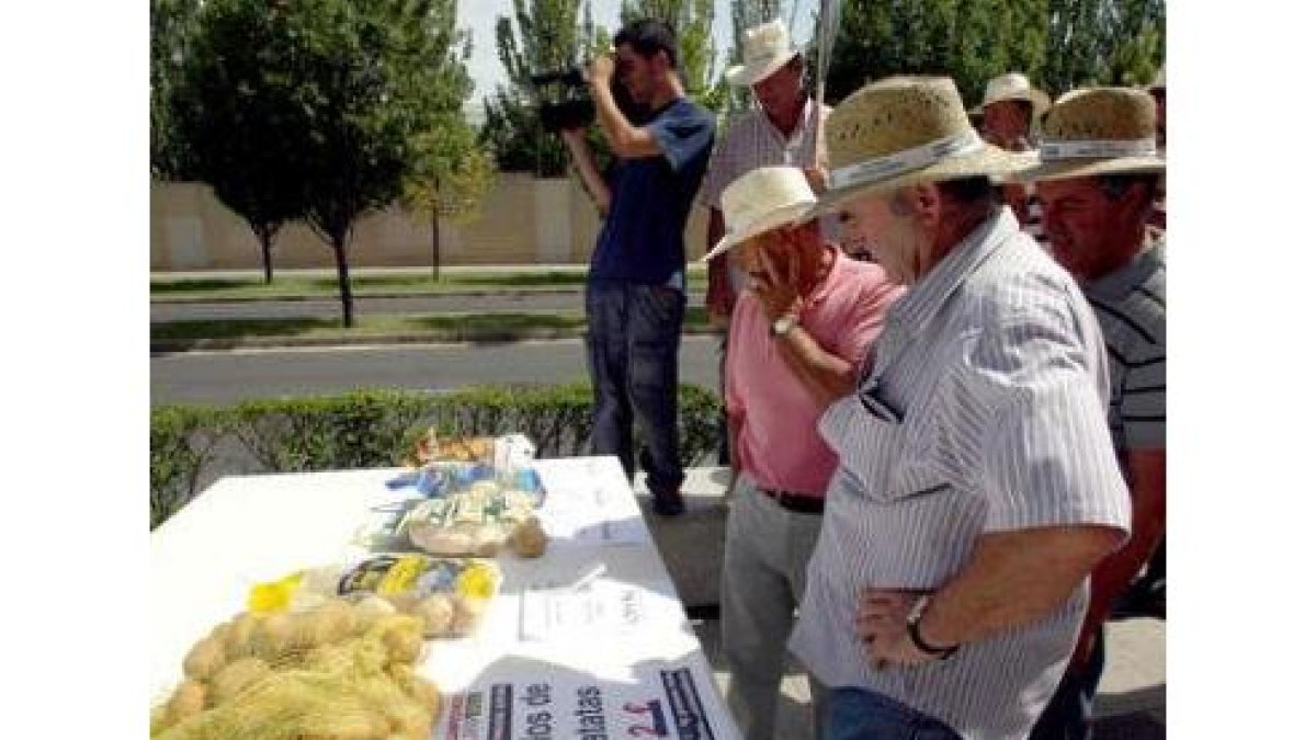 Los productores durante su protesta ante la Consejería.