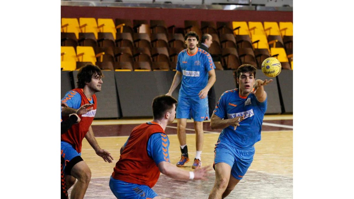 Juanjo Fernández, junto a Tot, Carou y Vieyra, al fondo, durante un entrenamiento. F. OTERO PERANDONES