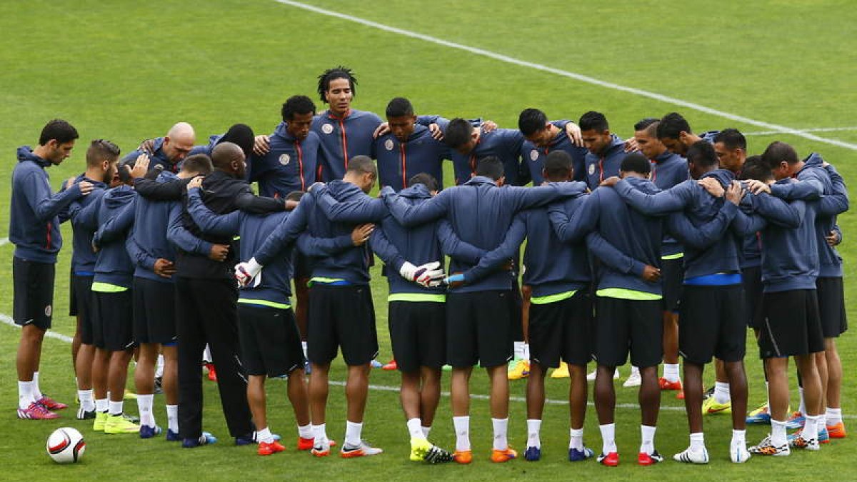 Los internacionales por Costa Rica rezaron antes de empezar el entrenamiento.