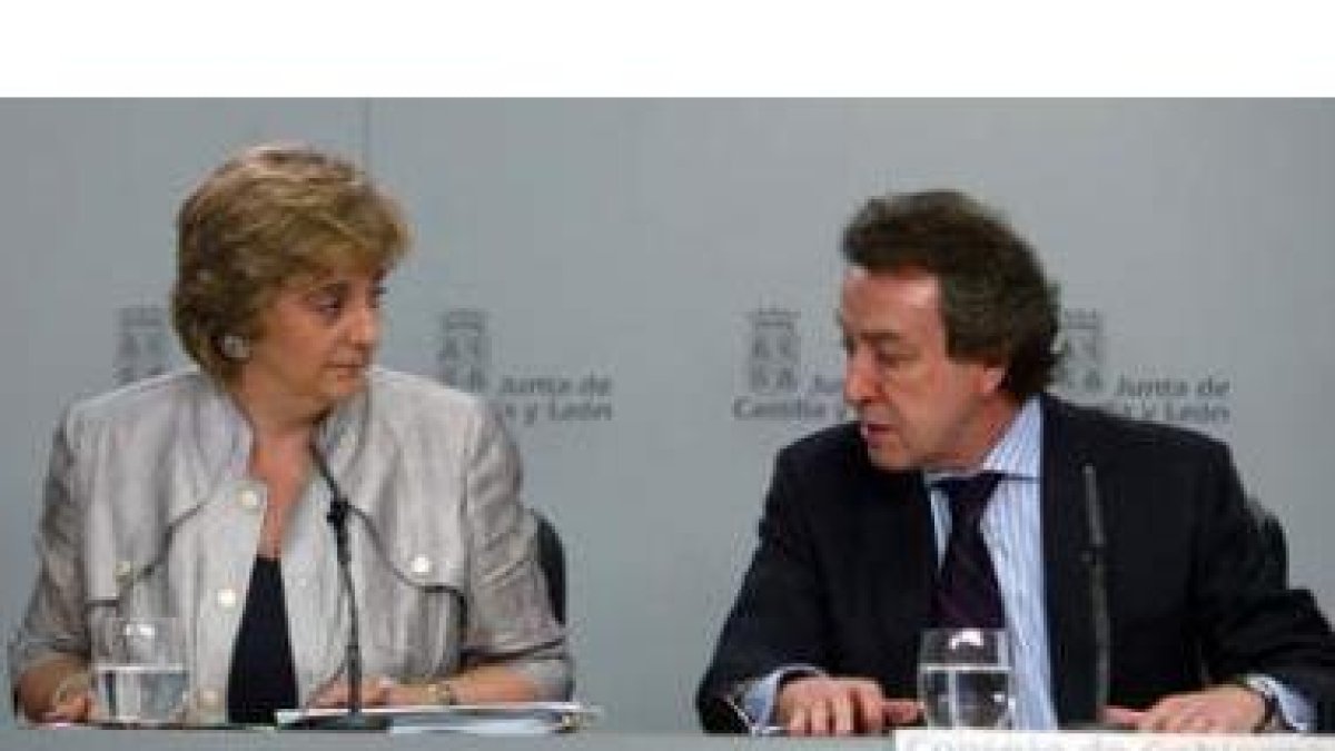 María Jesús Ruiz y José Antonio de Santiago Juárez, en un momento de la rueda de prensa tras el Cons