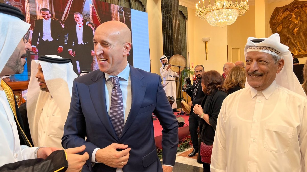 El alcalde de León, en la recepción del embajador de Qatar Abdulla Ibrahim Al-Hamar en la conmemoración del  Día Nacional del Estado, donde pudo conversar con el embajador y el agregado diplomático Ahmed Mohamed Al-Sada. TWITTER