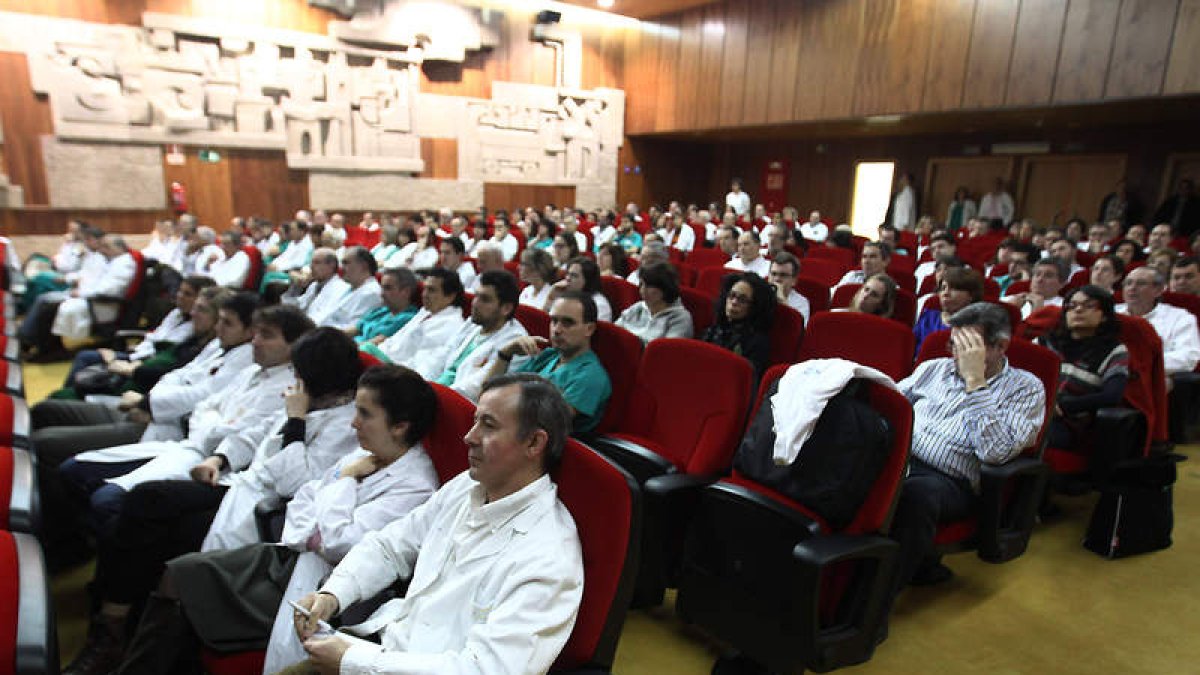 Villarig convocó ayer a los médicos del Hospital de León.