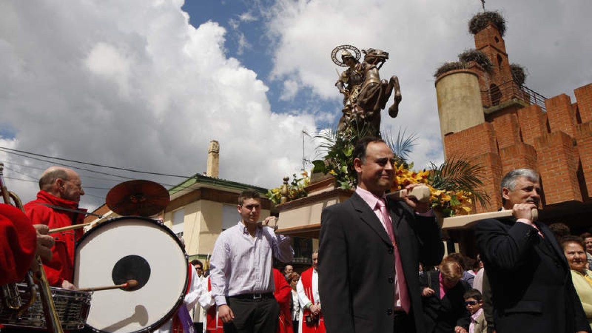 El santo saldrá en procesión hoy desde las una del mediodía para celebrar después la misa en la parroquia.