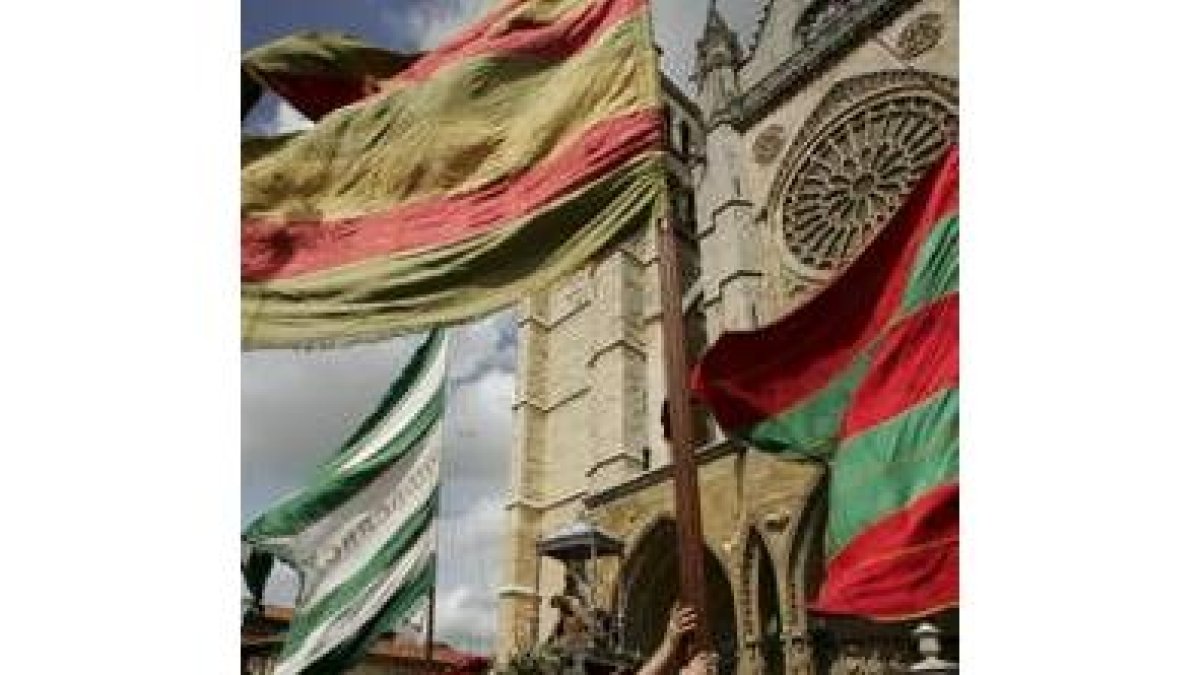 Los pendones se alzan justo en el momento en que la Virgen del Camino sale de la Catedral de León