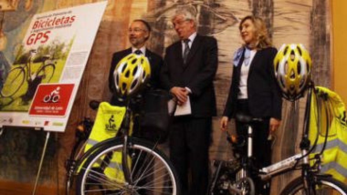 Ricardo González Mantero, José Ángel Hermida y Victoria Seco, en un momento de la presentación