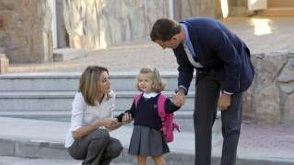 Los Príncipes de Asturias acompañaron ayer a la Infanta Leonor en su primer día de clase