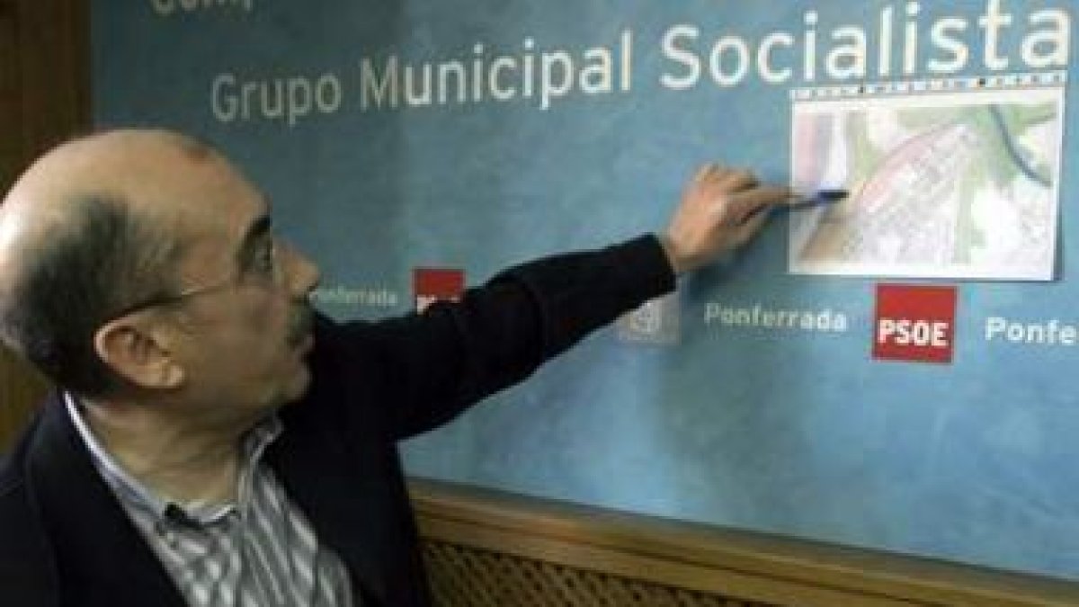 El edil socialista Alberto Zapico, ayer mostrando el plano del enlace de la N-VI en la oficina del g