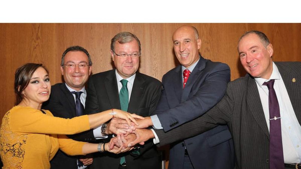 Gemma Villarroel, Fernando Salguero, Antonio Silván, José Antonio Diez y Eduardo López Sendino, ayer, tras la firma.