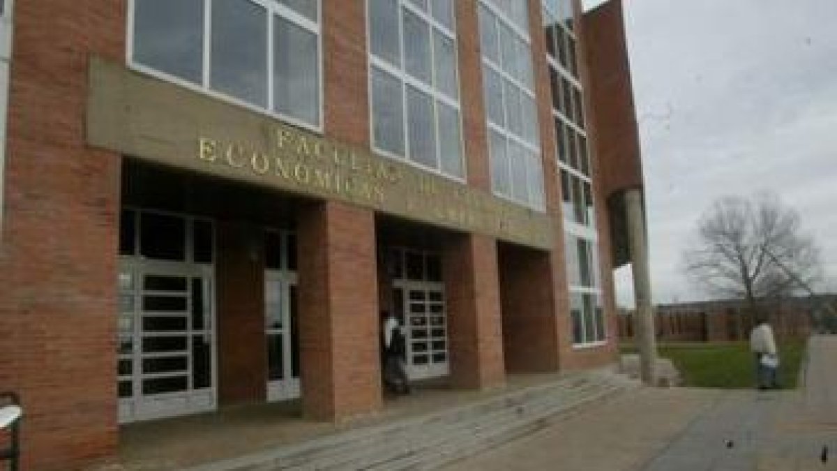 Entrada principal de la Facultad de Económicas del Campus de Vegazana.