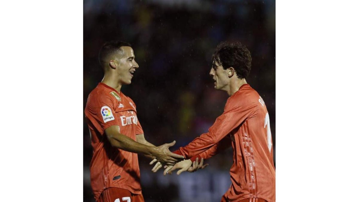 Lucas Vázquez celebra con Odriozola el gol del lateral ante el Melilla. JOSÉ MANUEL VIDAL