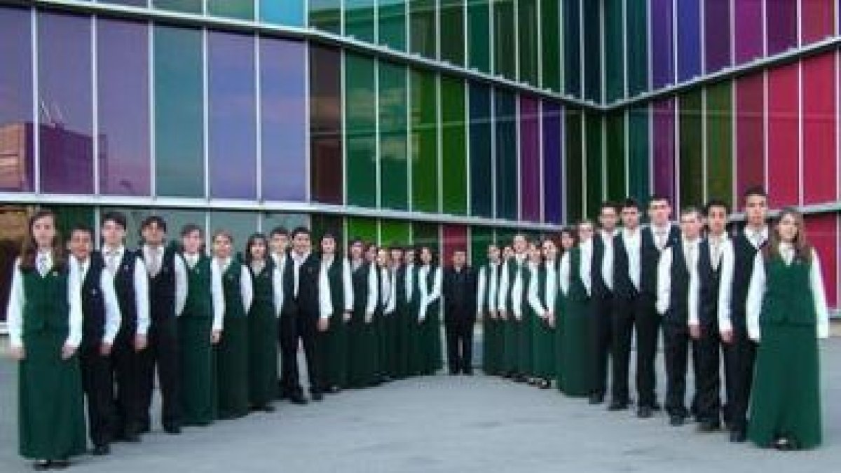 El coro León Gótico en una foto tomada frente al Musac al presentar su último disco.