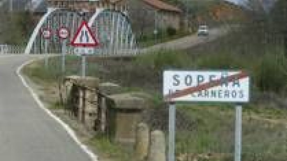 Vista del puente de hierro de Sopeña sobre la carretera de Pandorado en una imagen de archivo
