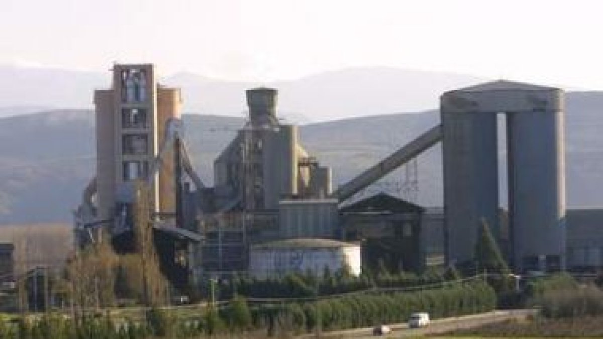 La factoría cementera realizará mejoras ambientales.
