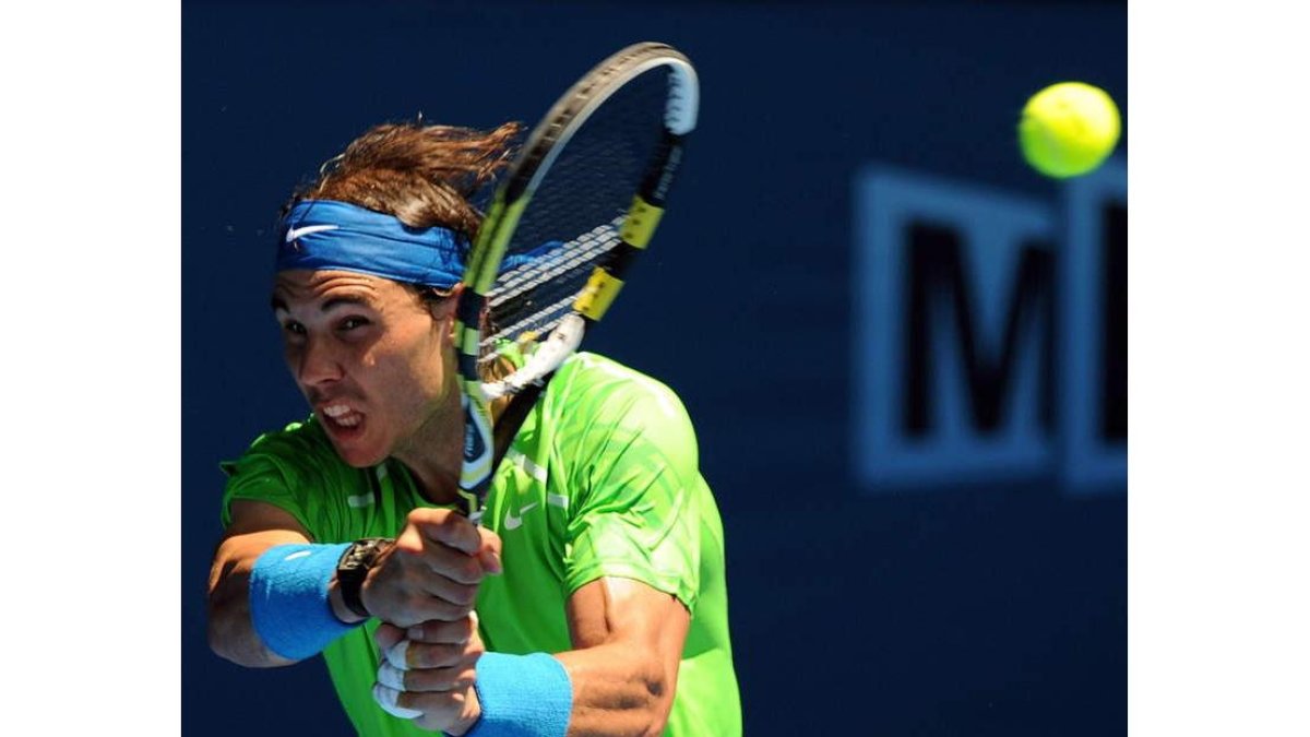 Nadal golpea con fuerza la bola en su partido frente a Feliciano que solventó con solvencia.