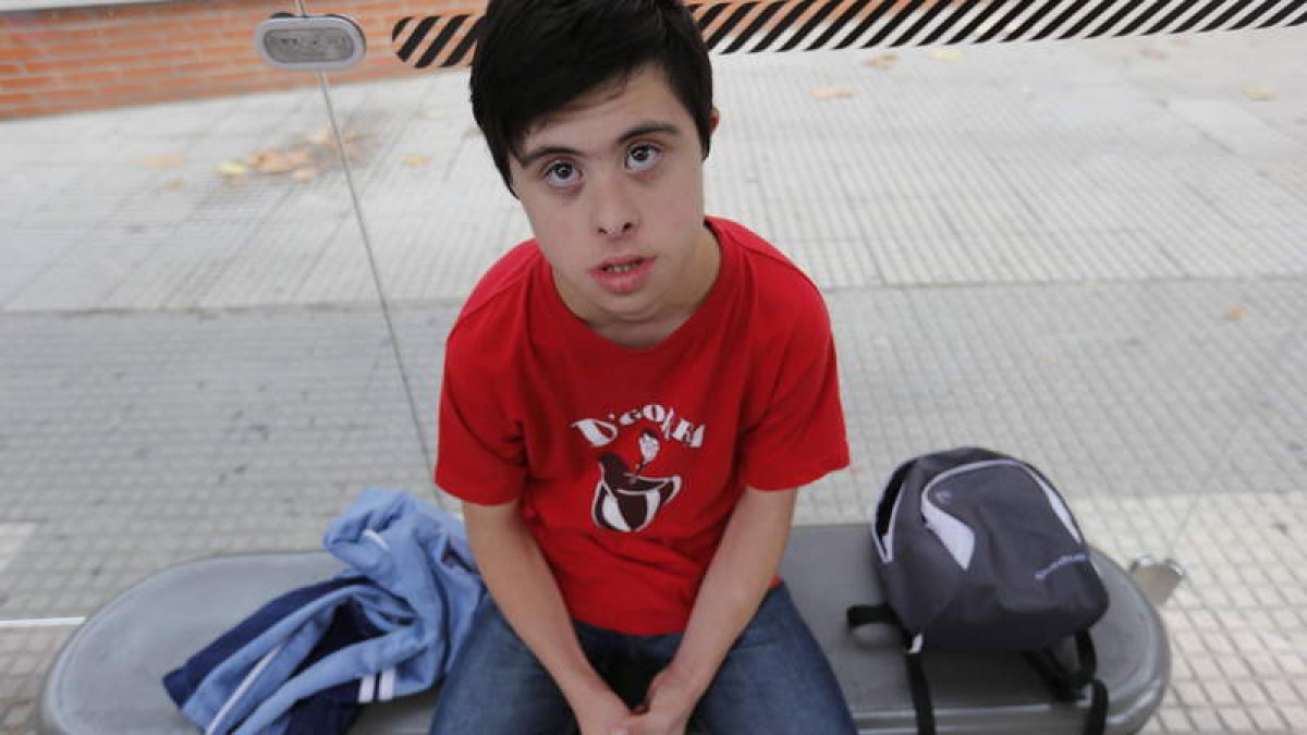Rubén Calleja espera en la parada del autobús para dirigirse a al centro de Amidown, en el colegio público Cervantes