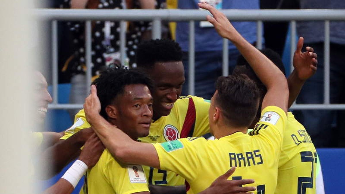 Los colombianos celebran el gol materializado por Mina que les da el pase a octavos. WALLACE WOON