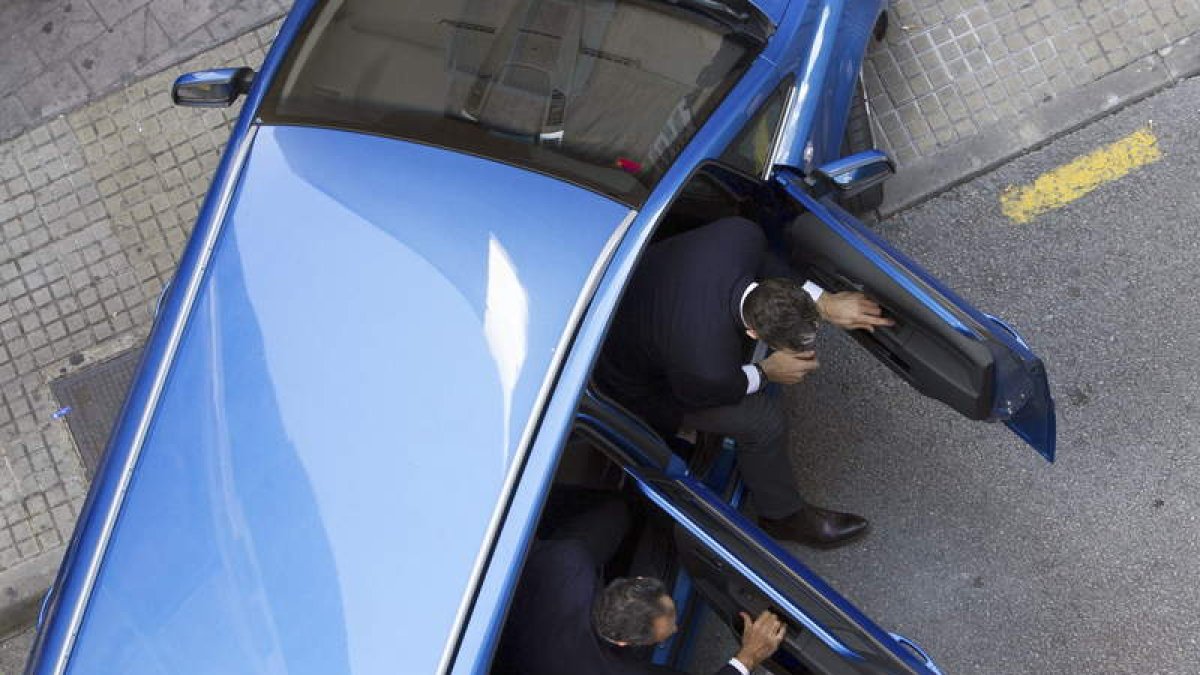 Urdangarin y su abogado salen de un coche particular el pasado 26 de febrero.