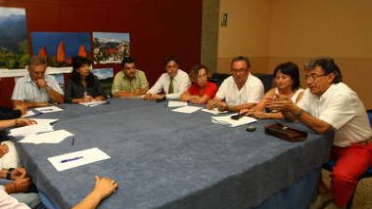Los procuradores socialistas, con su portavoz en el centro, junto a los miembros del foro.