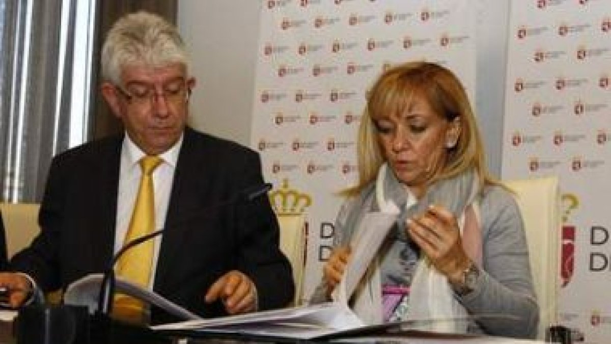 José Ángel Hermida e Isabel Carrasco en la firma del convenio.