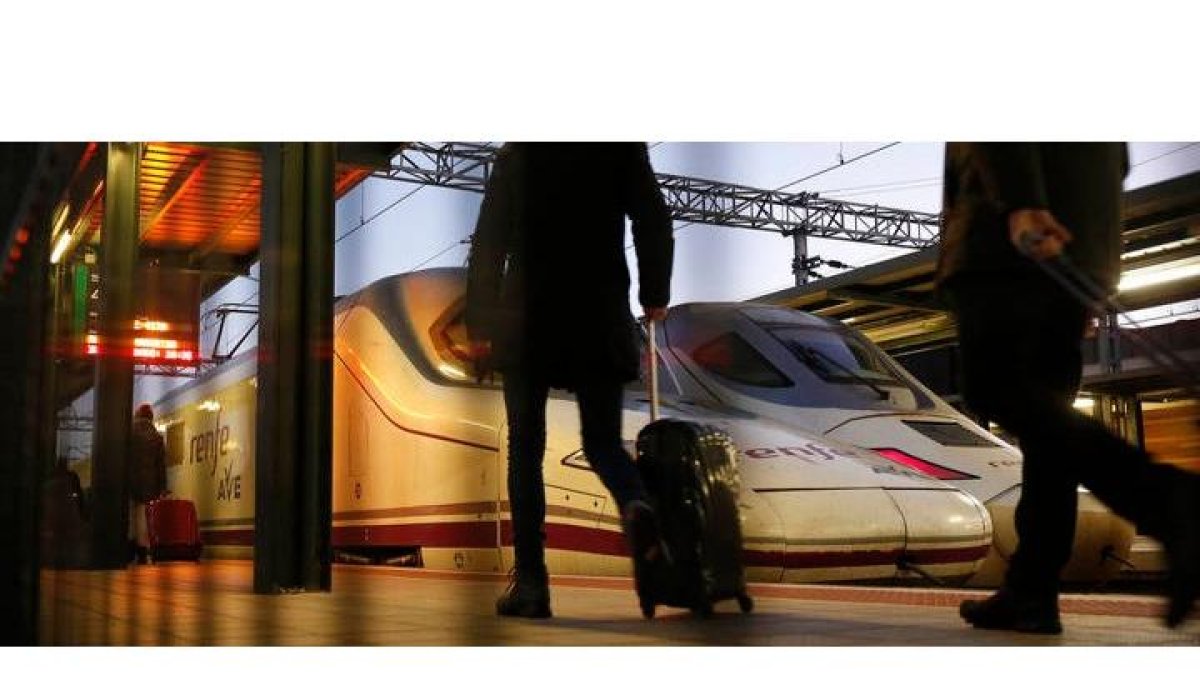 Fotografía de archivo de la estación de tren de León. FERNANDO OTERO