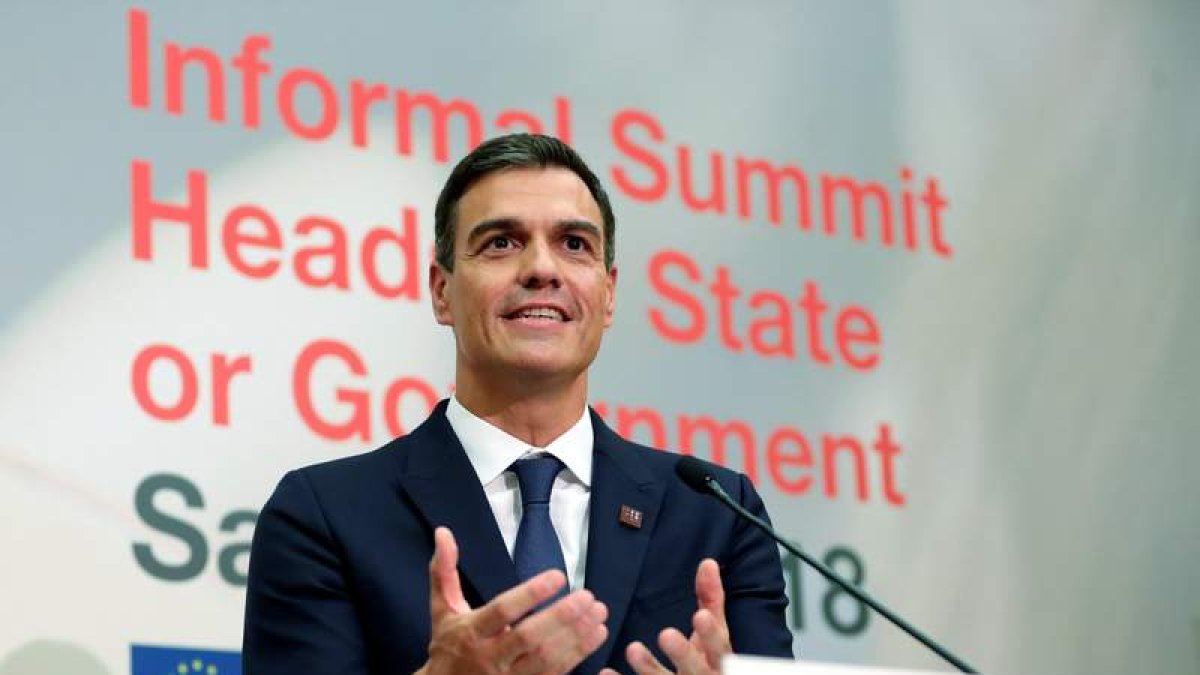 El presidente Pedro Sánchez se encontraba ayer en la cumbre de la UE en Salzburgo. JUANJO MARTÍN