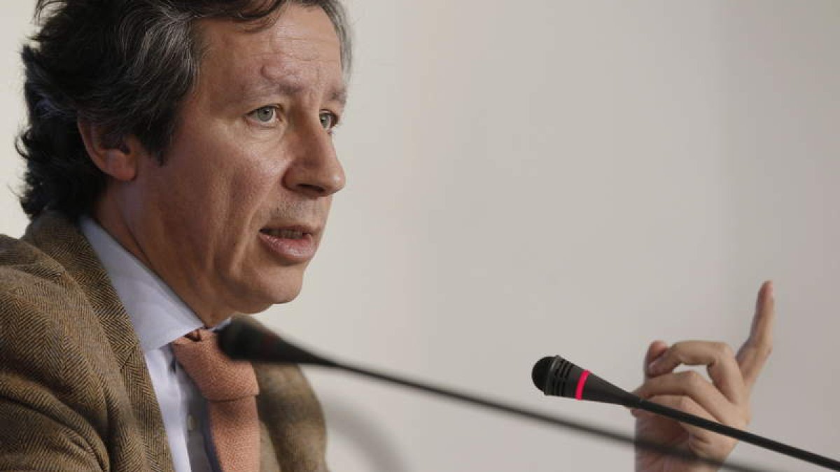 Floriano, en rueda de prensa tras reunirse con la dirección del PP de Asturias.