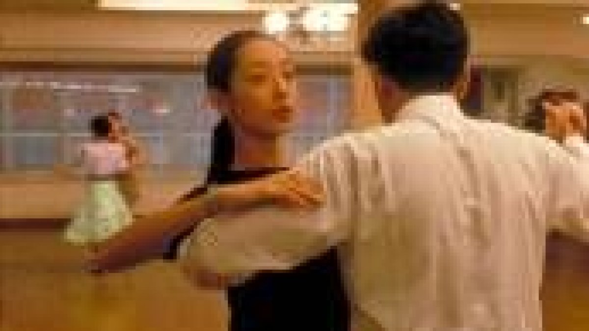 Escena del filme «Shall we dance?», del realizador Masuyaki Suo, que se proyecta mañana en el Musac