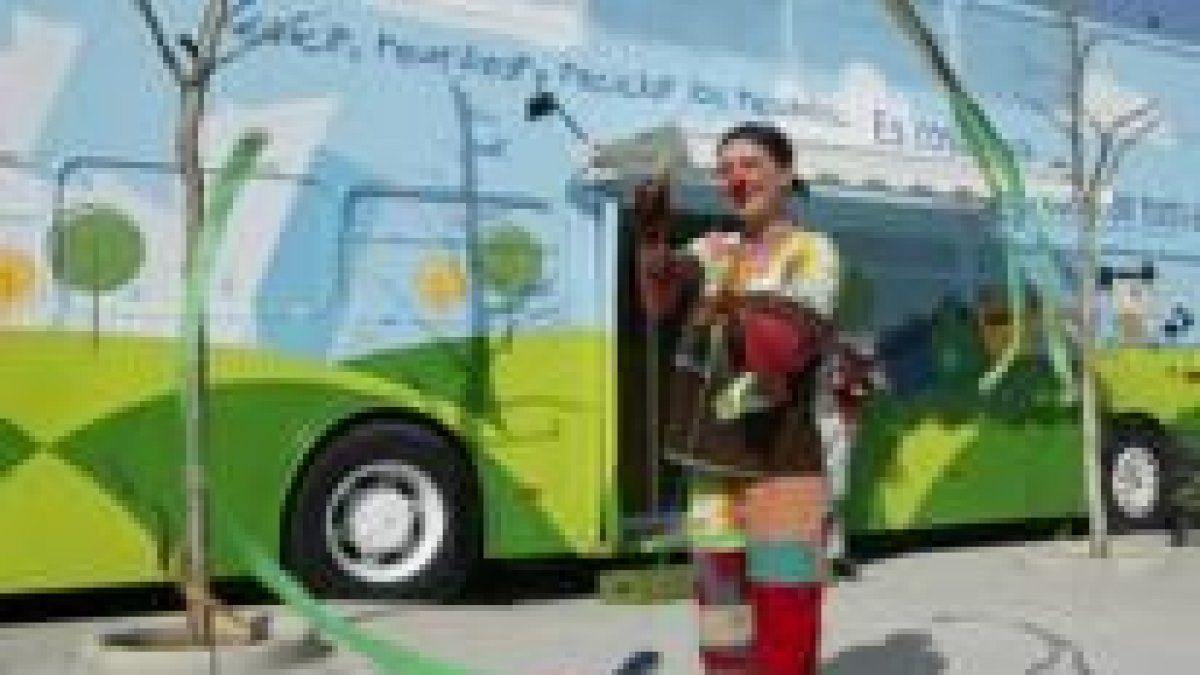 El «ecobús» cuenta con la participación de varios payasos para explicar el proyecto de reciclaje