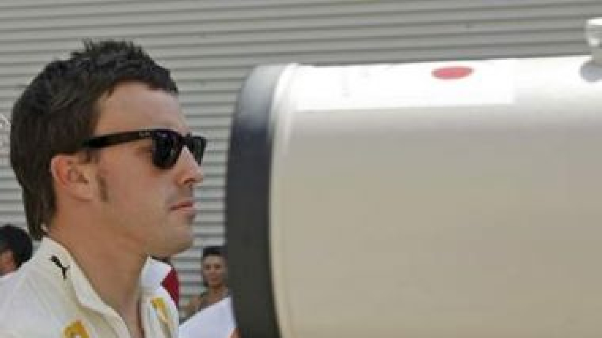Alonso se pasea por el circuito de Spa.