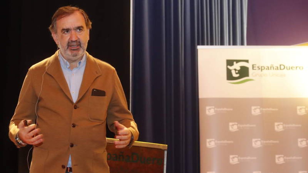 Luis Collado, en su conferencia de ayer. RAMIRO