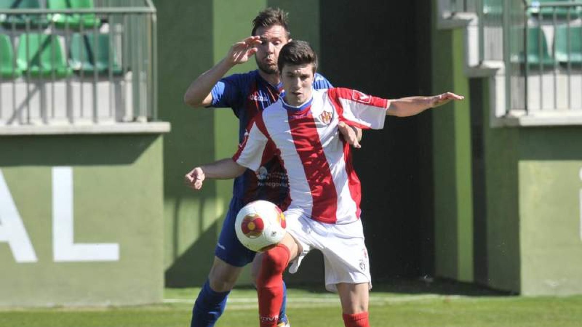 El equipo rojiblanco pagó con una derrota ante la Segoviana su falta de motivación.