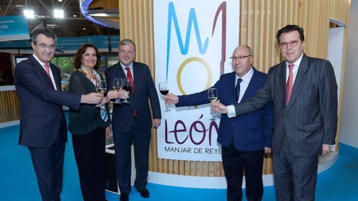La consejera de Cultura y Turismo de la Junta, María Josefa García Cirac, en la Feria Internacional de Turismo de Interior junto con el alcalde de León, Antonio Silván, y el presidente de la Diputación, Martínez Majo.