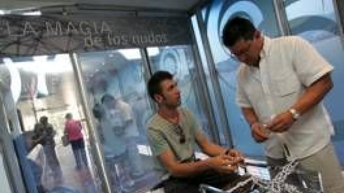 Los visitantes tienen la posibilidad de practicar nudos marineros