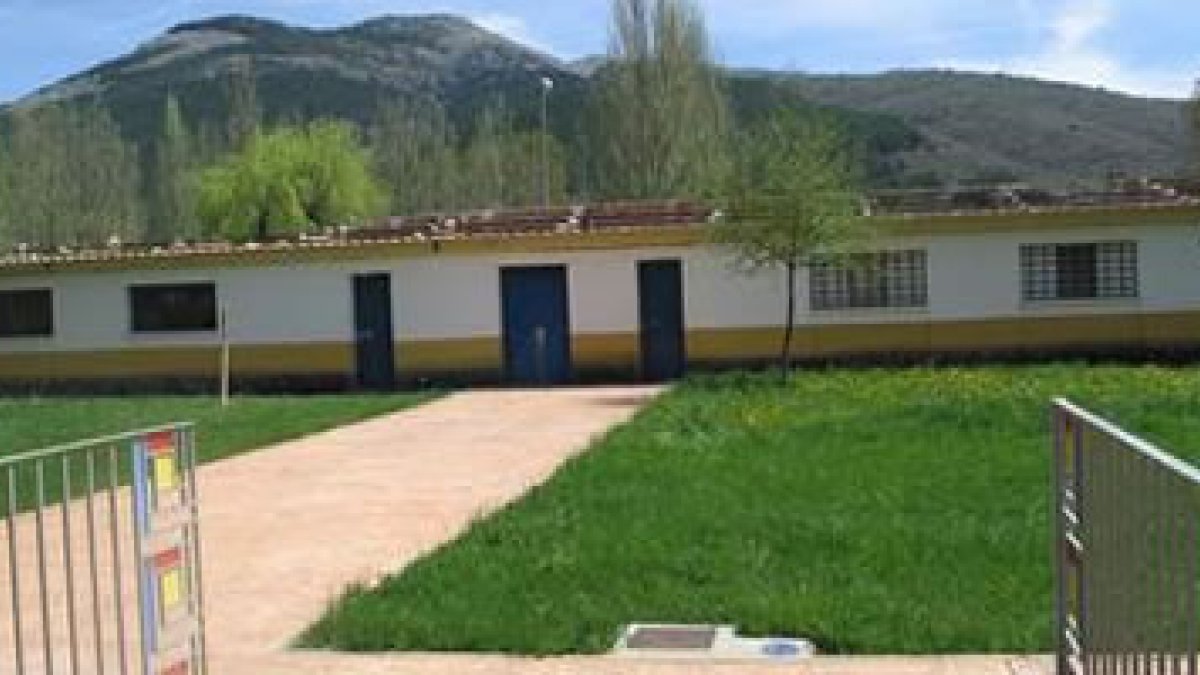 Los trabajos en el edificio de servicio de las piscinas se han iniciado con el cambio del tejado.