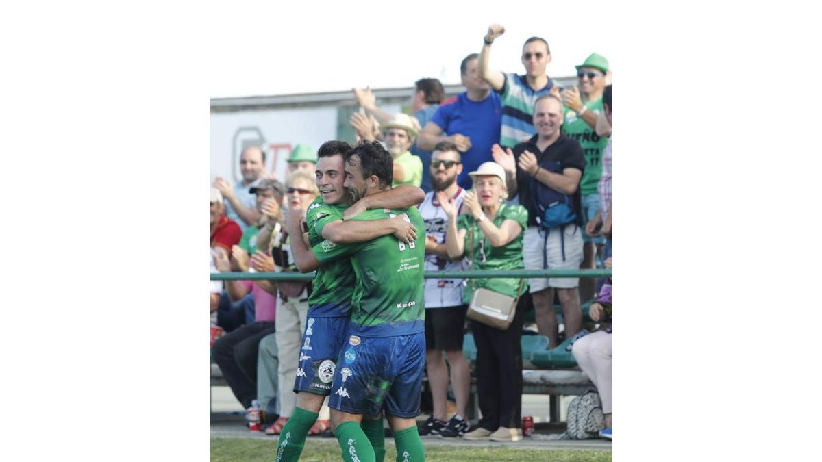 Diego Peláez, a la izquierda, celebra con Javi Amor el segundo gol del equipo maragato que dejaba sentenciada la eliminatoria. JESÚS