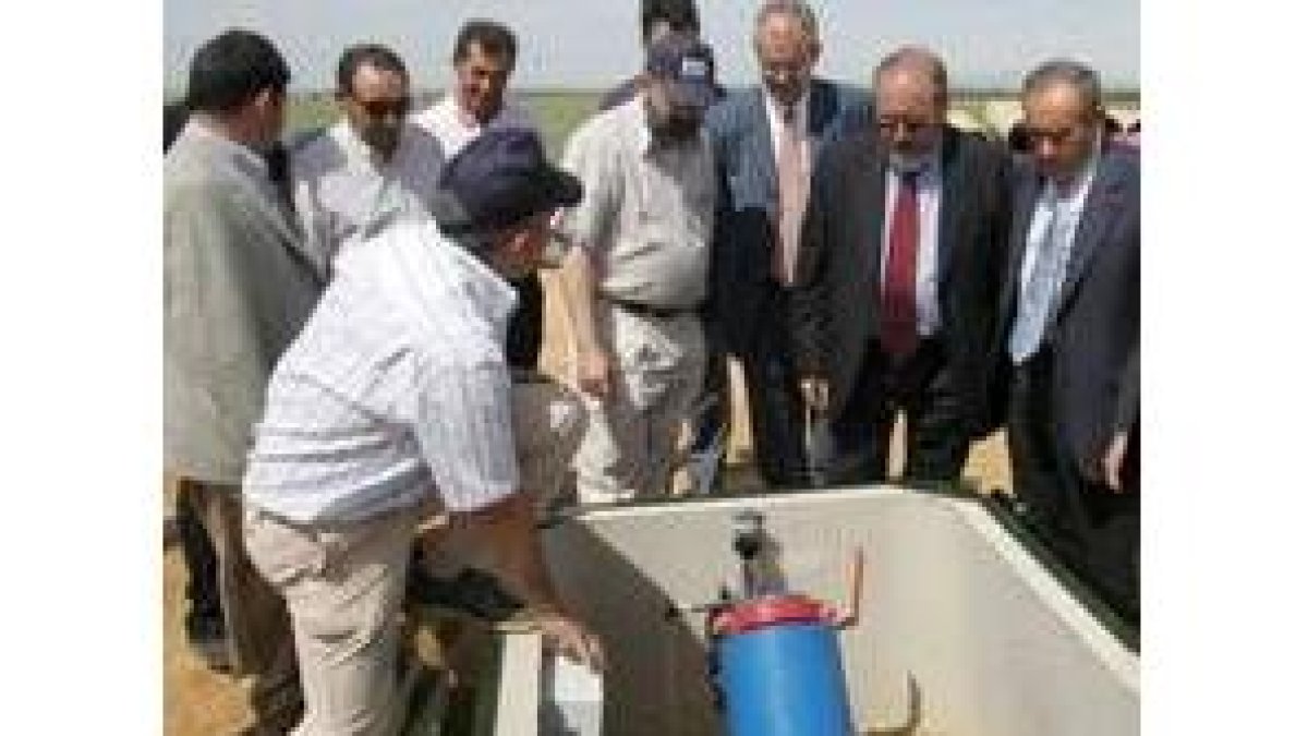 Valín y los agricultores ante un hidrante