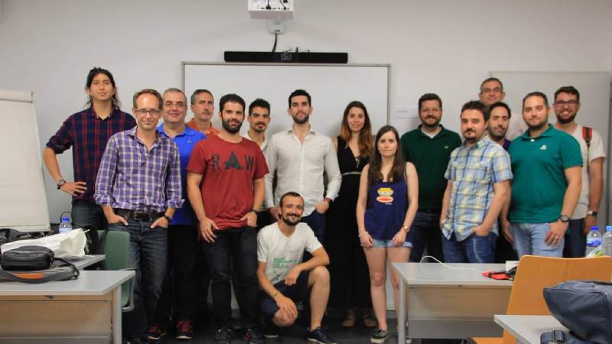 Eduardo Antuña( al frente cuarto por la izquierda) en el curso celebrado el año pasado. DL