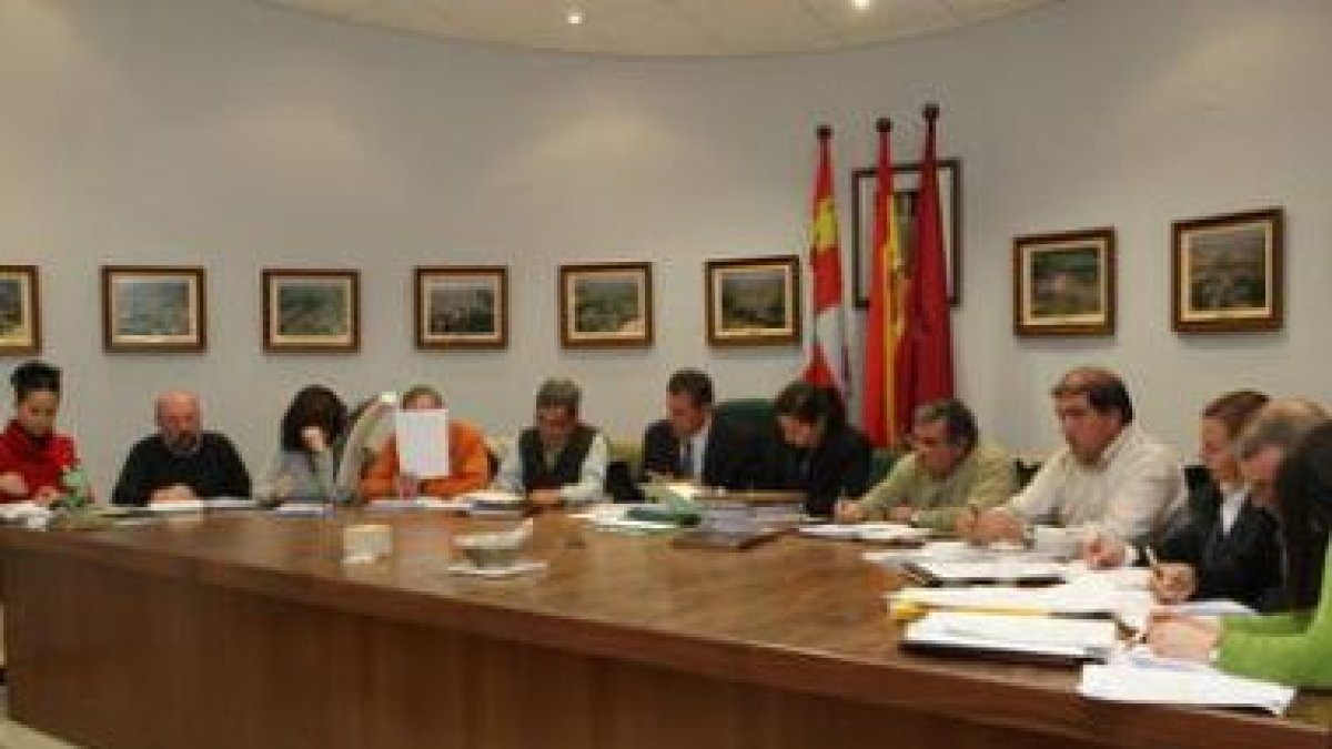 La Corporación de Valdefresno en un Pleno, con el alcalde, Carlos Gutiérrez, en el medio.