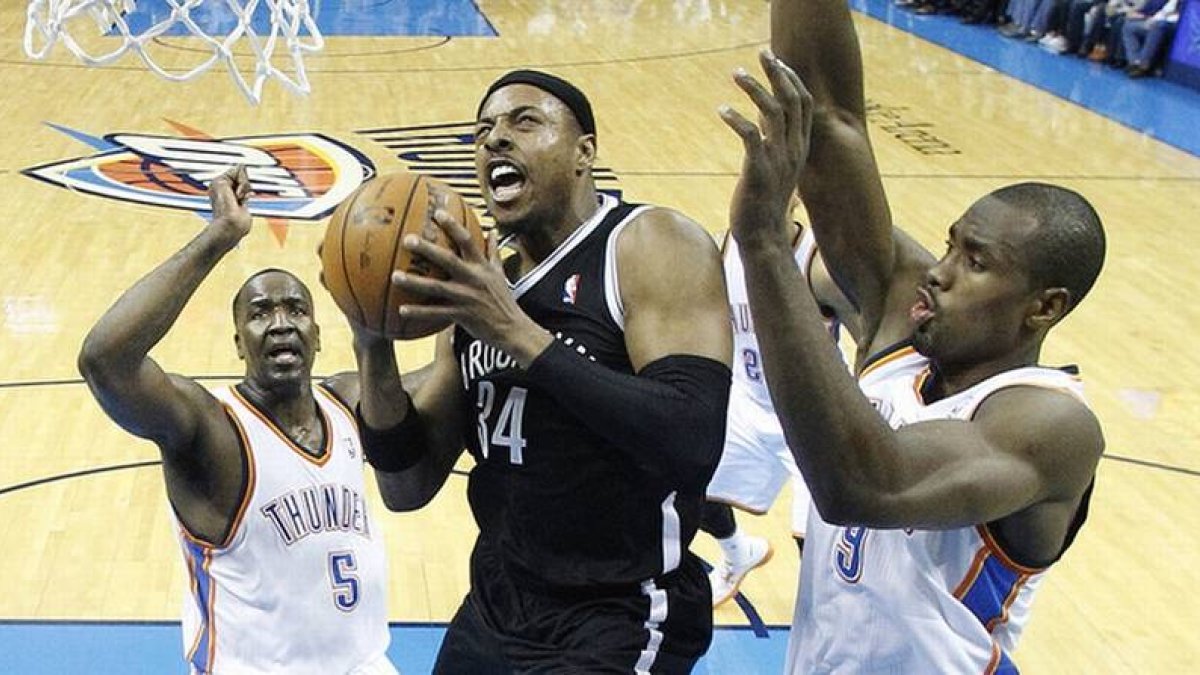 Serge Ibaka (derecha) trata de impedir una canasta de Paul Pierce.