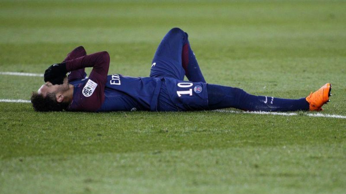 Neymar, tras caer lesionado.