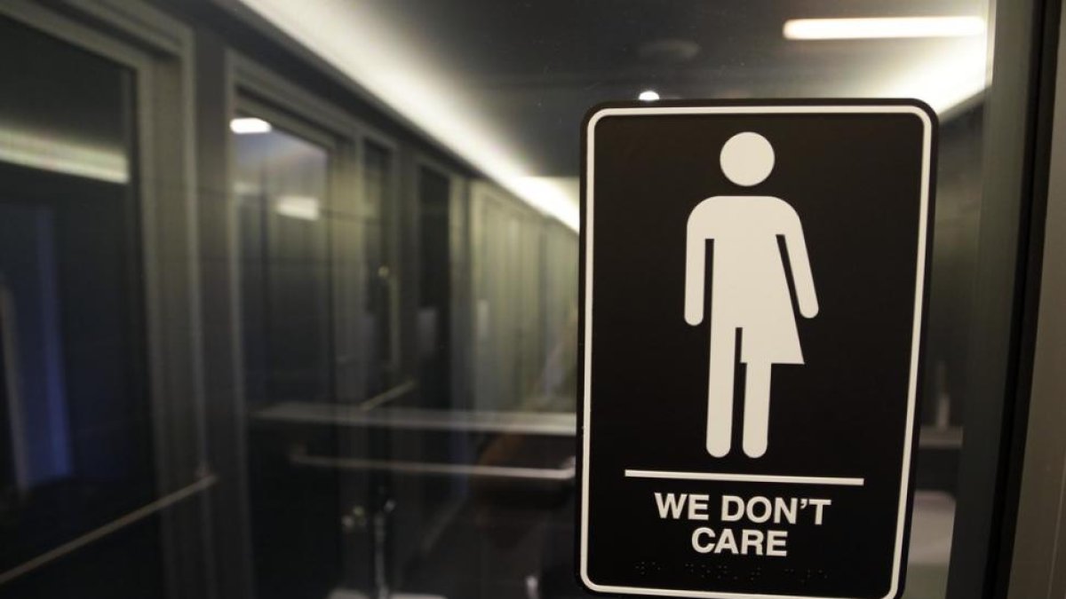 Cartel de un baño para personas transgénero en Durham.