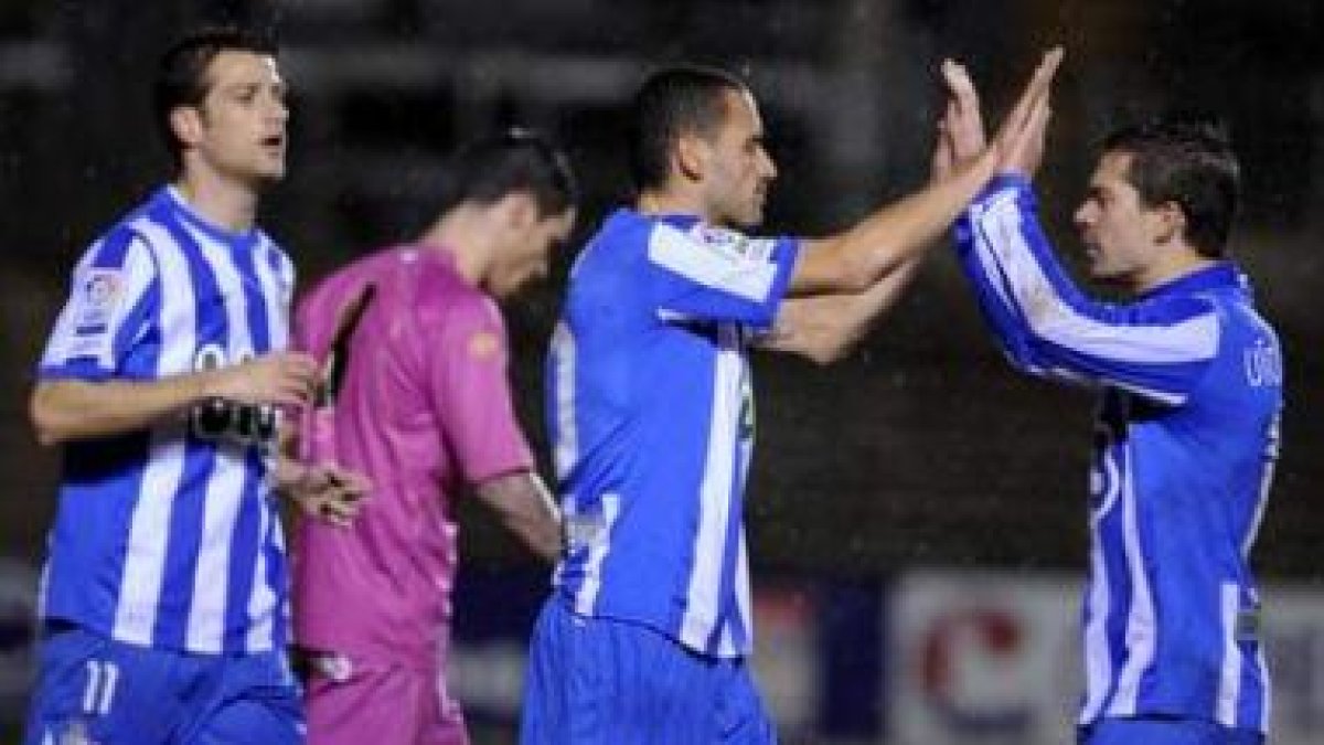 Máyor, Yuri y Víctor Salas celebran el tanto del brasileño que adelantaba a la Deportiva en El Plant